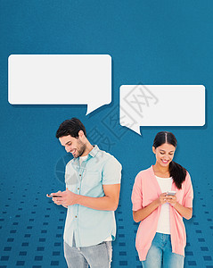 幸福的情侣发送短信的复合图像Name拨号手机讲话棕色沟通话框蓝色衬衫微笑女性图片