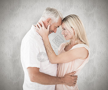 情侣站立和拥抱的复合形象 在桌子快乐妻子休闲男性情怀夫妻感情情人地板图片