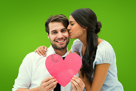 美丽的黑发美女给男朋友一个吻和她的心脏的复合形象情怀亲密感女性夫妻女朋友卡片棕色男性计算机头发图片