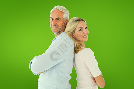 微笑情侣的复合形象 站在一起向后靠插图头发休闲浅色男性感情金发团结衬衫女士图片