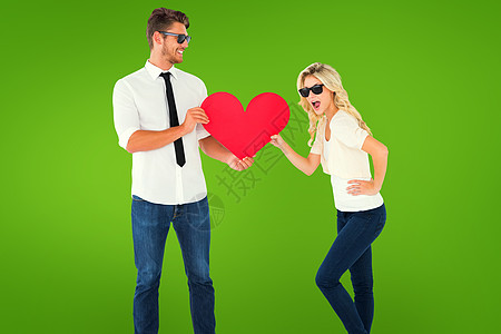 混合图像 酷的年轻情侣 抱着红心快乐感情计算机纪念日男人女朋友周年金发卡片金发女郎图片