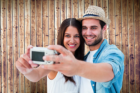 快乐的时装情侣拍自拍的复合图像潮人混血地面感情衬衫夫妻女朋友微笑栅栏男朋友图片