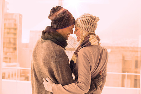 穿着温暖衣服拥抱的可爱情侣闲暇城市生活活动风光女士浅色潮人毛衣夫妻围巾图片