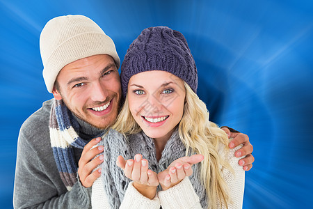 冬季时装的迷人情侣综合形象 在镜头面前微笑浪漫情人潮人保暖夫妻金发女郎玫瑰亲密感衣物双手图片