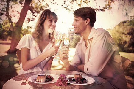 坐在外面喝着香槟和甜点的敬酒 欢快的情侣晴天快乐女性男人覆盆子金发露台餐厅盘子男性图片
