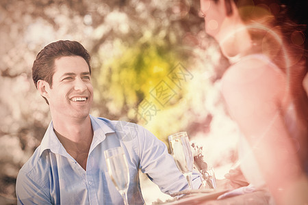 还有香槟笛子 坐在户外咖啡厅里奢华成人男人幸福桌子享受酒精玻璃夫妻衬衫图片