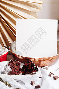 巧克力松饼在红杯中 假冒白纸复制空间 小玻璃陶瓷拉面和灰白背景的棕色蛋糕糕点食谱巧克力食物糖果杯子面包甜点盘子制品图片