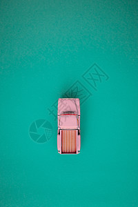 粉红 Retro 汽车皮卡 背景为绿色和海平面 顶视图带有复制空间 平坦图片