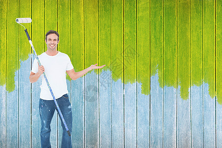 人类在涂漆时摆动的复合图象数字蓝色木头家装地板滚筒粮食男性微笑口袋图片
