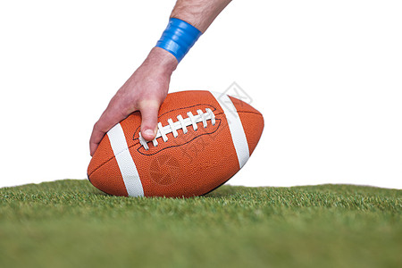 美国足球运动员把球投在球上四分卫双手竞技运动蓝色低角度配售腕带竞赛视图图片