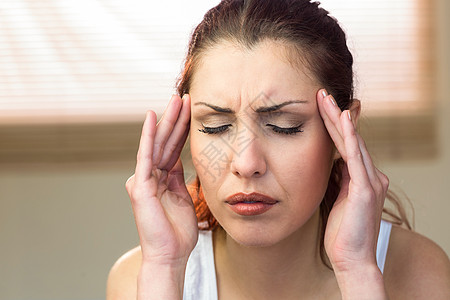 患有头痛的妇女休闲疾病女性头发眼睛疼痛病人化妆品马尾辫口红图片