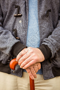 公园的高级男子男性农村绿地男人保暖老年拐杖老年人环境退休图片