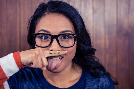 手指上留胡子的亚洲女人用舌头露出胡子图片