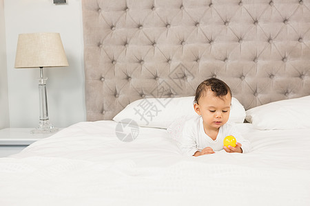 玩球的可爱宝宝男生住所孩子坐垫羽绒被家庭脆弱性男性说谎床头柜图片