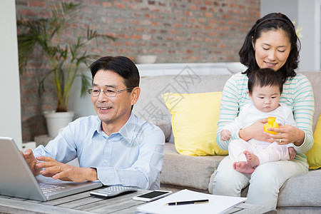 家庭快乐 女儿在起居室里图片