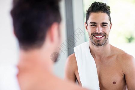 光照镜子的英俊不穿衣服的男人浴室头发男性反射房子棕色胡须膀子专注公寓图片