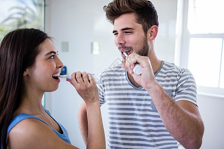 一对夫妇刷牙男朋友公寓男性女士夫妻男人家庭生活女性服装牙刷背景图片