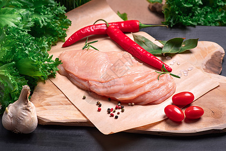 一张木桌上的生鸡肉片 上面有生蔬菜和香料 满足 美味的膳食肉 生的 新鲜的 切碎的和切片的鸡肉特写视图 烹调 未加工的被切的鸡胸图片
