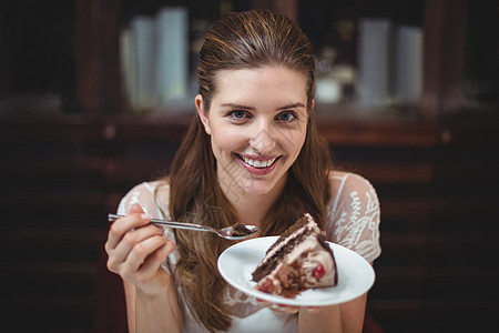 带着沙漠微笑的女人的肖像诱惑盘子饮食蛋糕女士喜悦控股甜点乐趣顾客图片