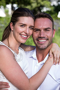 微笑的年轻夫妇的肖像男性幸福团结闲暇妻子享受亲密感夫妻草地丈夫图片