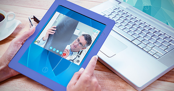 视频聊天应用程序视图的复合图像诊所未来派男人屏幕从业者计算沟通医生滚动技术图片