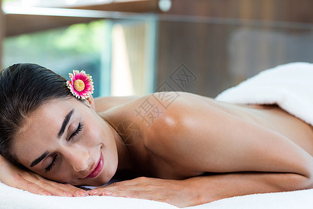 女人在按摩桌上放松毛巾呵护女士中心护理美容水疗疗法奢华眼睛图片