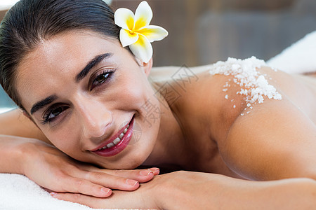 女人躺在按摩桌上 背上有盐洗涤剂疗法毛巾百合闲暇假期治疗女性酒店生活方式温泉图片