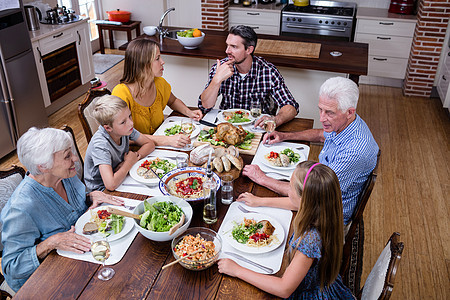 多代多代家庭在厨房吃饭时聊天和说话男性服装公寓祖母女儿互动女性休闲母亲沙拉图片