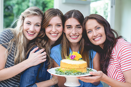 穿着生日蛋糕的漂亮女人的肖像图片