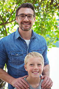 微笑的父亲和儿子的肖像闲暇孩子休闲男人家庭男生幸福服装成人男性图片