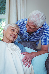 老年男子与生病的妻子交谈图片