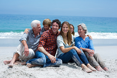 多代家庭在海边笑笑着放松的多代家庭图片