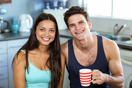 快乐的女人和男人 在家里喝着咖啡杯图片