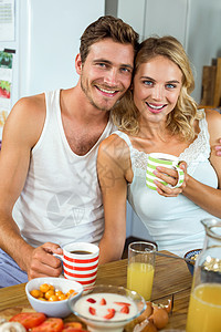 在家早餐桌边喝咖啡的情侣相爱图片