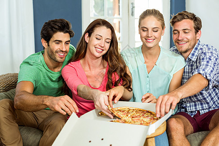 朋友在家吃披萨开心图片