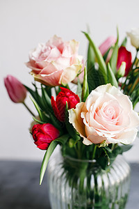 露丝 郁金香和利西安图斯的花瓶艺术植物纪念日问候语花瓣展示礼物叶子花店植物群图片