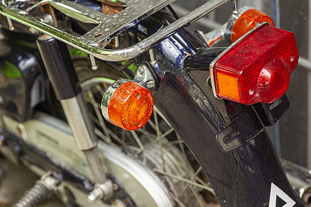 旧式摩托车的尾灯高清图片