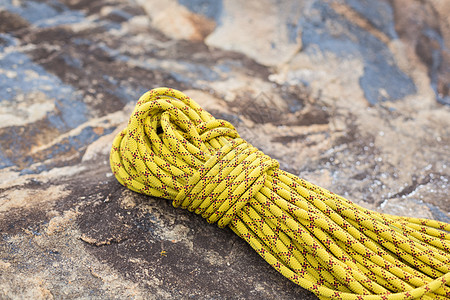 岩石上绳索的高角视图登山登山绳黄色冒险攀岩保护挑战器材装备安全图片