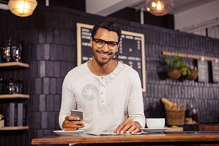 iphone手机有智能手机和报纸的人电话盘子技术微笑男人餐厅商业食品咖啡店休闲背景