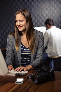 使用计算机的创意女商务人士工作创造力专业套装公司办公室编辑商业平面设计图片