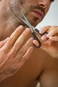 年轻男子用剪刀剪胡子浴室美容家庭生活闲暇男人皮肤公寓卫生膀子住所图片