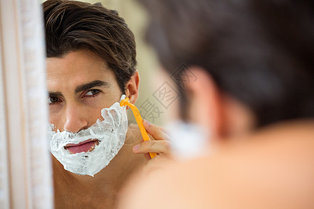 男人在刮胡子时照镜子 剃胡子反射男性住所美容剃须膏剃刀皮肤用品家居房子图片