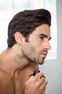剪胡子的青年男子卫生剪刀房子家庭生活男人膀子男性护理浴室美容图片