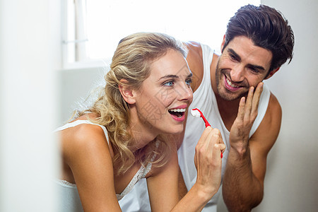 男人在刷牙时看女人图片