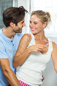 在刷牙时拥抱情侣女性口腔清洁度夫妻快乐卫生女士男人家庭生活健康图片