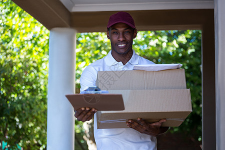 带包裹的快递员服务棒球帽签名邮递员接收男性送货纸盒男人文书图片