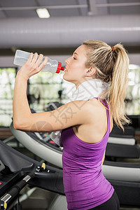 健身房运动式饮用水上的妇女器材水壶健身室女性身体保湿体质跑步机女士专注图片