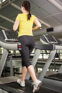 女子在跑步机上慢跑器材闲暇运动鞋健身锻炼健身室女性竞技健身房体质图片