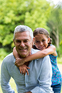 爷爷在院子里和外孙女一起微笑图片