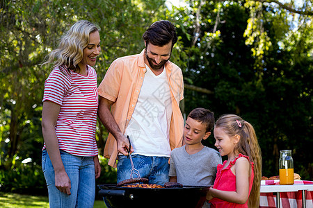 在院子里烧烤时 家庭烤烤食物图片